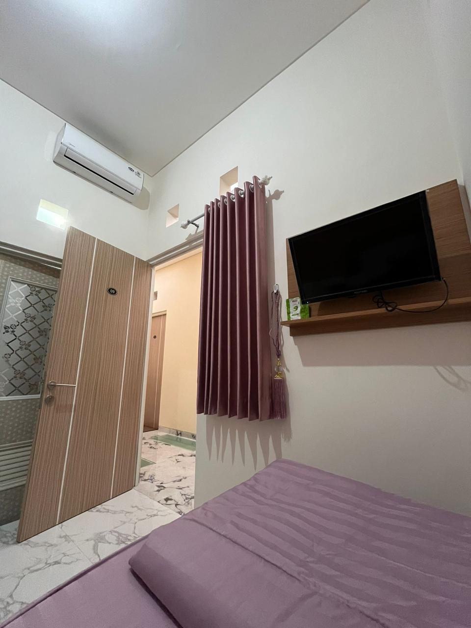 10/images/rental/DK Living/kamar2.jpg